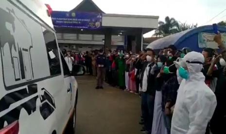 Sejumlah orang melakukan penghormatan terakhir kepada nakes yang meninggal dunia akibat Covid-19 di Kabupaten Garut, Jumat (5/2). 