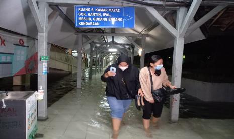 Sejumlah orang melintas di lorong RSUD dr Soekardjo Kota Tasikmalaya, Jumat (15/4/2022) malam. Banjir terjadi di RSUD dr Seokardjo sejak Jumat sore. Ketinggian air mencapai 50 centimeter di sejumlah ruang rawat inap.