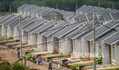 Sejumlah orang melintas di sebuah kawasan perumahan di Cicalengka, Kabupaten Bandung, Jawa Barat, Jumat (15/12).