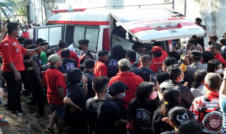 Sejumlah orang memasukkan peti jenazah almarhum Brigadir Polisi Nofriansyah Yosua Hutabarat atau Brigadir J ke dalam ambulance saat pembongkaran makam di Sungai Bahar, Muarojambi, Jambi, Rabu (27/7/2022). Makam Brigadir J dibongkar kembali untuk kepentingan autopsi ulang atas permintaan keluarga dalam mencari keadilan dan pengungkapan kasus.