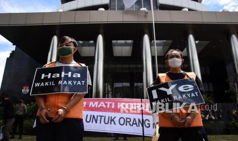 Ulama Lebak Setuju Hukuman Mati Bagi Koruptor Bansos. Sejumlah orang membawa poster saat berunjuk rasa di depan Gedung KPK, Jakarta, Kamis (11/2/2021). Pengunjuk rasa tersebut menuntut KPK mengusut tuntas semua pihak yang terlibat dalam kasus korupsi pengadaan bantuan sosial (Bansos). 