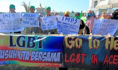 Sejumlah orang memegang spanduk meneriakkan pernyataan anti-LGBT. (Reuters: Antara Foto)