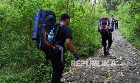 Pendaki gunung (Ilustrasi). Demi keselamatan, pendaki harus melakukan persiapan sebelum naik gunung.