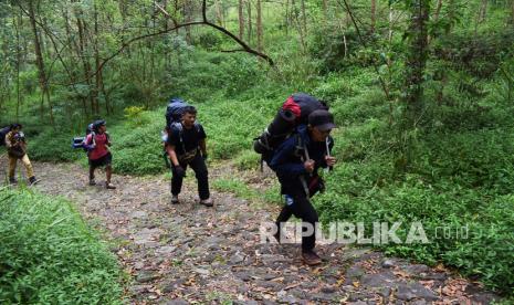 Pendaki gunung (ilustrasi). Balai Taman Nasional Gunung Ciremai (TNGC), Jawa Barat, mencatat sebanyak 538 orang dari berbagai daerah melakukan pendakian di gunung tersebut pada 24 dan 25 Desember.