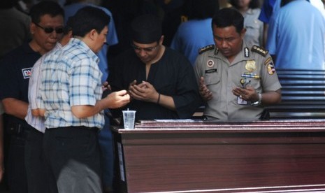 Sejumlah orang mendoakan jenazah kerabatnya yang menjadi korban jatuhnya pesawat Sukhoi SJ100 di Rumah Sakit Polri, Jakarta