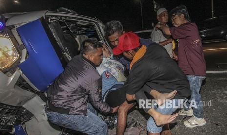 Sejumlah orang mengevakuasi korban kecelakaan mobil elf di ruas Tol Cipali. (Ilustrasi)