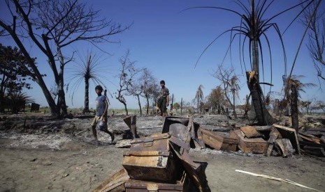  Sejumlah orang mengumpulkan potongan logam dari puing perkampungan Pauktaw yang dibakar dalam kekerasan baru-baru ini di Rakhine,Myanmar, Sabtu (27/10). (Soe Zeya Tun/Reuters)  