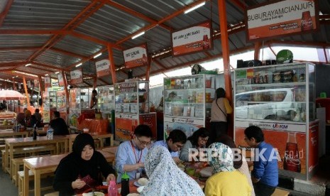 Sejumlah orang menikmati makanan dan minuman di pusat jajanan serba ada (Pujasera) Melawai, Jakarta, Kamis (1/12). (foto ilustrasi)