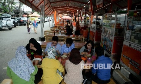 Sejumlah orang menikmati makanan dan minuman di pusat jajanan serba ada (Pujasera) Melawai, Jakarta, Kamis (1/12).