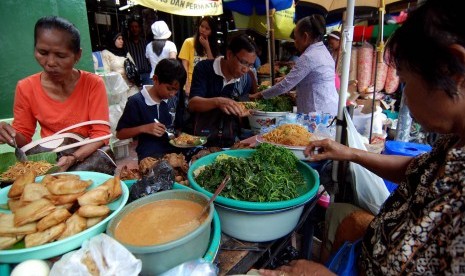 Sejumlah orang menikmati pecel di kawasan pasar Bringharjo, Yogyakarta. Pelaku industri kecil dan menengah (IKM) kesulitan mendapatkan bahan baku di tengah pandemi Covid-19.