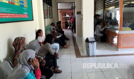 Sejumlah orang sedang mengajukan pendaftaran perceraian di Pengadilan Agama Kabupaten Indramayu. Pasca libur lebaran, jumlah kasus perceraian di Kabupaten Indramayu membludak. 