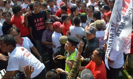  Sejumlah orang terlibat ricuh saat kampanye Jokowi di Lapangan Rejomulyo, Kota Madiun, Jatim, Sabtu (28/6).