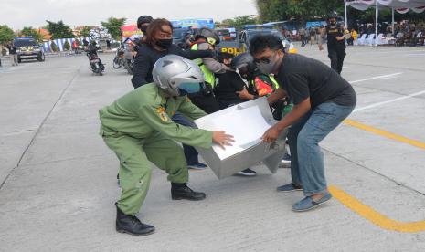 Sejumlah orang tidak dikenal berusaha merebut kotak suara Pilkada Klaten dari petugas saat Simulasi Sispamkota Pilkada Klaten di Polres Klaten, Jawa Tengah, Selasa (22/9/2020). Simulasi Sispamkota yang dilakukan oleh tim gabungan dari Polri, TNI, KPU dan Bawaslu Klaten tersebut bertujuan untuk kesiapan pihak terkait dalam menghadapi kerusuhan saat Pilkada Kabupaten Klaten.