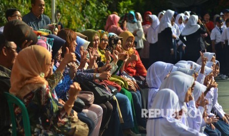 Sejumlah orang tua dan siswa berfoto bersama pada hari pertama sekolah tahun ajaran baru di Kabupaten Ciamis, Jawa Barat, Senin (17/7).