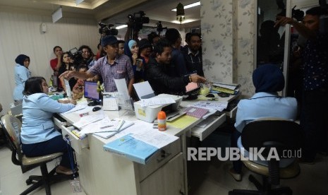 Sejumlah orang tua dari anak korban vaksin palsu beradu argumen dengan pegawai Rumah Sakit Harapan Bunda.