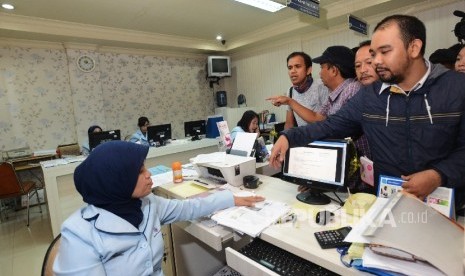 Sejumlah orang tua dari anak korban vaksin palsu beradu argumen dengan pegawai Rumah Sakit Harapan Bunda untuk meminta kejelasan tentang anaknya yang diduga mendapat vaksin palsu dari rumah sakit tersebut di Jakarta, Jumat (15/7).