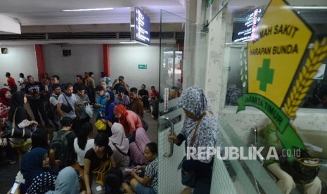 Sejumlah orang tua dari anak korban vaksin palsu beradu argumen dengan pegawai Rumah Sakit Harapan Bunda untuk meminta kejelasan tentang anaknya yang diduga mendapat vaksin palsu dari rumah sakit tersebut di Jakarta, Jumat (15/7).