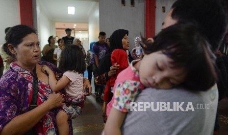 Sejumlah orang tua dari anak korban vaksin palsu beradu argumen dengan pegawai Rumah Sakit Harapan Bunda untuk meminta kejelasan tentang anaknya yang diduga mendapat vaksin palsu dari rumah sakit tersebut di Jakarta, Jumat (15/7).