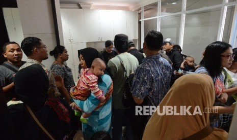 Sejumlah orang tua dari anak korban vaksin palsu mendatangi Rumah Sakit Harapan Bunda untuk meminta kejelasan tentang anaknya yang diduga mendapat vaksin palsu dari rumah sakit tersebut di Jakarta, Jumat (15/7)