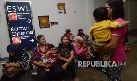 Sejumlah orang tua dari anak korban vaksin palsu mendatangi Rumah Sakit Harapan Bunda untuk meminta kejelasan tentang anaknya yang diduga mendapat vaksin palsu dari rumah sakit tersebut di Jakarta, Jumat (15/7