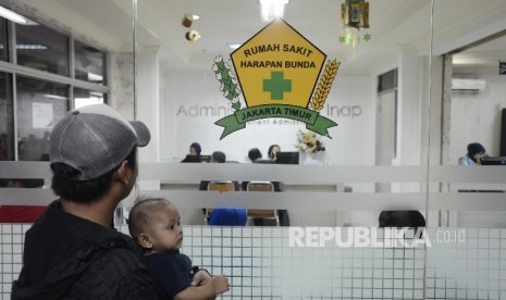 Sejumlah orang tua dari anak korban vaksin palsu mendatangi Rumah Sakit Harapan Bunda untuk meminta kejelasan tentang anaknya yang diduga mendapat vaksin palsu dari rumah sakit tersebut di Jakarta, Jumat (15/7).