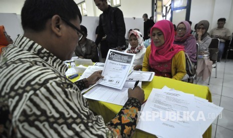 Sejumlah orang tua menemani anaknya mendaftarkan melalui jalur non akademik di SMA Negeri 3, Jalan Bangka, Kota Bandung (ilustrasi) 