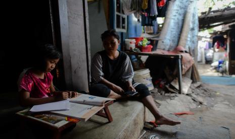 Sejumlah orang tua mengaku kesulitan mengajar anak saat belajar dirumah, selain itu mengalami kendala biaya kuota internet akibat keterbatasan pendapatan ekonomi.