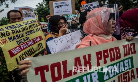 Sejumlah orang tua murid terdampak PPDB DKI Jakarta melakukan aksi unjuk rasa di depan Gedung Balaikota DKI Jakarta, Jakarta Pusat, Selasa (23/6/2020). Mereka menolak SK Dinas Pendidikan DKI Jakarta No.501 tahun 2020 tentang petunjuk teknis jalur zonasi, karena tidak sesuai dengan Permen Dikbud No.44 tahun 2019 dan menuntut kepada Gubernur DKI Jakarta Anies Baswedan untuk mengembalikan jalur zonasi sesuai dengan jarak dengan sekolah dan nilai. 