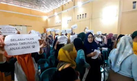 Sejumlah orang tua siswa melakukan aksi menuntut uang tabungan anak mereka kembali, di GOR Pakemitan Kecamatan Ciawi, Kabupaten Tasikmalaya, Sabtu (22/7/2023). Tabungan ratusan siswa di SDN 3 Pakemitan diduga dibawa kabur oleh mantan kepala sekolah.