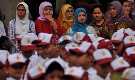  Sejumlah orang tua siswa mendampingi anak mereka pada hari pertama sekolah di SDN 05 Pejaten Timur, Jakarta Selatan, Senin (15/7).    (Republika/Rakhmawaty La'lang)