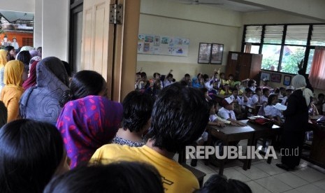 Sejumlah orang tua siswa mendampingi anak mereka pada hari pertama sekolah di SDN 05 Pejaten Timur, Jakarta Selatan, Senin (15/7)