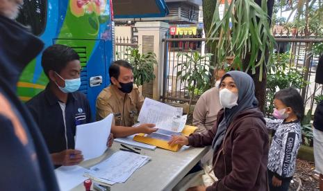 Sejumlah orang tua siswa tengah mengurus perbaikan administrasi kependudukan di mobil mepeling di Jalan Ahmad Yani Kota Bandung, Rabu (8/6/2022). Masa pendataan penerimaan peserta didik baru (PPDB) untuk jenjang SD dan SMP tengah berlangsung. 