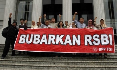 Sejumlah orang tua/wali murid berfoto bersama seusai menghadiri sidang pembacaan amar putusan pengujian pasal 50 ayat (3) Undang-Undang Nomor 20 Tahun 2003 tentang Sistem Pendidikan Nasional di Mahkamah Konstitusi, Jakarta, Selasa (8/1). 