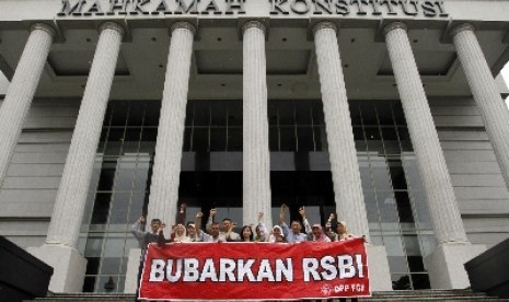 Sejumlah orang tua/wali murid berfoto bersama seusai menghadiri sidang pembacaan amar putusan tentang Sistem Pendidikan Nasional di Mahkamah Konstitusi, Jakarta, Selasa (8/1).