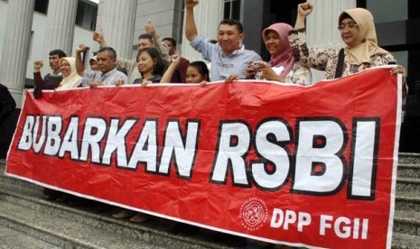  Sejumlah orang tua/wali murid berfoto bersama usai sidang pembacaan putusan MK tentang RSBI di Gedung Mahkamah Konstitusi, Jakarta, Selasa (8/1). 