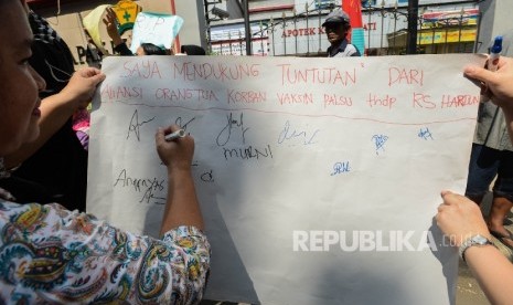 Sejumlah orang tua yang tergabung dalam Aliansi Orang Tua Korban Vaksin Palsu melakukan aksi di Halaman Rumah Sakit Harapan Bunda, Jakarta, Sabtu (23/7).