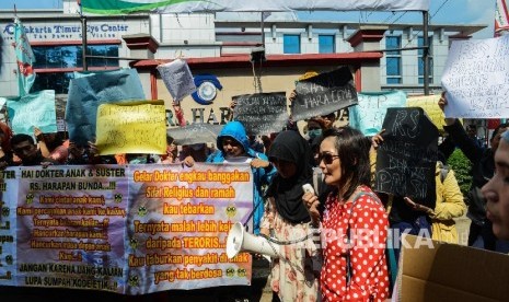 Sejumlah orang tua yang tergabung dalam Aliansi Orang Tua Korban Vaksin Palsu melakukan aksi di Halaman Rumah Sakit Harapan Bunda, Jakarta, Sabtu (23/7)