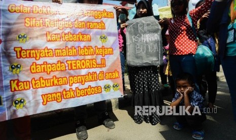 Sejumlah orang tua yang tergabung dalam Aliansi Orang Tua Korban Vaksin Palsu melakukan aksi di Halaman Rumah Sakit Harapan Bunda, Jakarta, Sabtu (23/7)