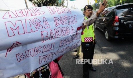 Sejumlah orang tua yang tergabung dalam Aliansi Orang Tua Korban Vaksin Palsu melakukan aksi di Halaman Rumah Sakit Harapan Bunda, Jakarta, Sabtu (23/7)