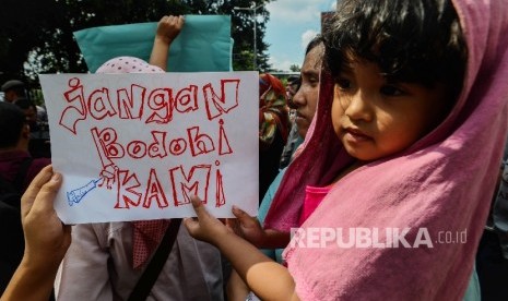 Sejumlah orang tua yang tergabung dalam Aliansi Orang Tua Korban Vaksin Palsu melakukan aksi di Halaman Rumah Sakit Harapan Bunda, Jakarta, Sabtu (23/7).