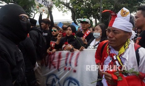 Sejumlah orang yang tergabung dalam Aliansi Suporter Indonesia Malaysia (ASIM) berunjuk rasa di dekat pintu masuk suporter Indonesia di pintu E di Stadion Bukit Jalil, Kuala Lumpur, Selasa (19/11/2019). 