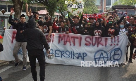 Sejumlah orang yang tergabung dalam Aliansi Suporter Indonesia Malaysia (ASIM) berunjuk rasa di dekat pintu masuk suporter Indonesia di pintu E di Stadion Bukit Jalil, Kuala Lumpur, Selasa (19/11/2019).