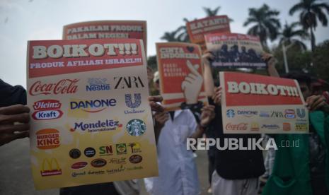 Sejumlah orang yang tergabung dalam Solidaritas Mahasiswa Untuk Rakyat Palestina (SMURP) menggelar aksi Kebangkitan Nasional di Kawasan Patung Kuda, Monas, Jakarta, Senin (20/5/2024). 