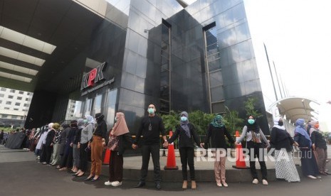 Sejumlah orang yang tergabung dalam Wadah Pegawai KPK melakukan aksi solidaritas, di Gedung KPK Merah Putih, Jakarta, Kamis (7/2/2019).