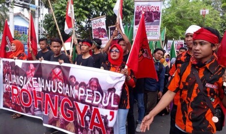 Sejumlah organisasi masyarakat yang tergabung dalam Aliansi Kemanusiaan Peduli Rohingya melakukan aksi protes di Kota Mataram, Nusa Tenggara Barat, Senin (4/9).