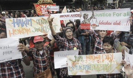 Sejumlah Ormas melakukan aksi unjuk rasa saat berlangsungnya sidang Peninjauan Kembali (PK) ke Mahkamah Agung (MA) terkait kasus penistaan agama yang menjerat Ahok di depan Pengadilan Negeri Jakarta Utara, Jakarta, Senin (26/2). 