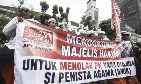 Sejumlah ormas melakukan aksi unjuk rasa saat berlangsungnya sidang Peninjauan Kembali (PK) ke Mahkamah Agung (MA) terkait kasus penistaan agama yang menjerat Ahok di depan Pengadilan Negeri Jakarta Utara, Jakarta. 