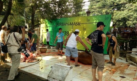 Sejumlah Panitia Kurban Masjid Sunda Kelapa sedang sibuk memotong hewan kurban, di Menteng, Jakarta Pusat, Jumat (1/9). 