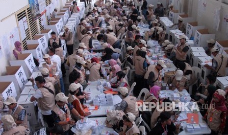 Sejumlah Panitia Pemilihan Luar Negeri (PPLN) bertugas di Tempat Pemungutan Suara (TPS) KBRI Kuala Lumpur di Malaysia, Minggu (14/4/2019).