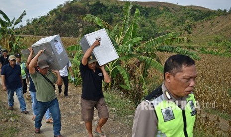 Polisi mengawal petugas yang memanggul kotak suara (ilustrasi)